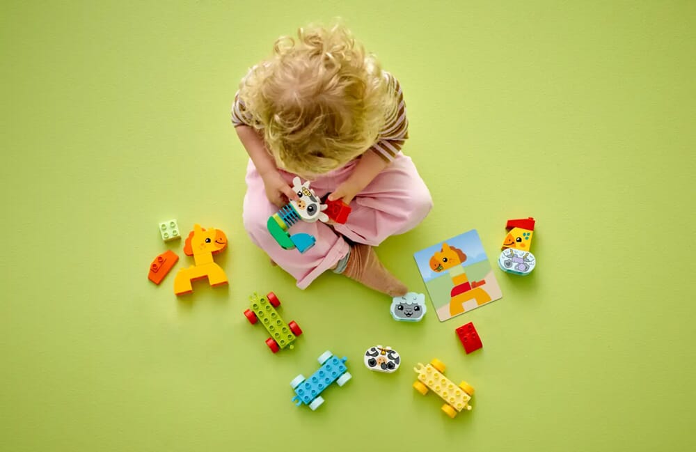 Widok z góry na malucha bawiącego się zestawem DUPLO My First Animal Train