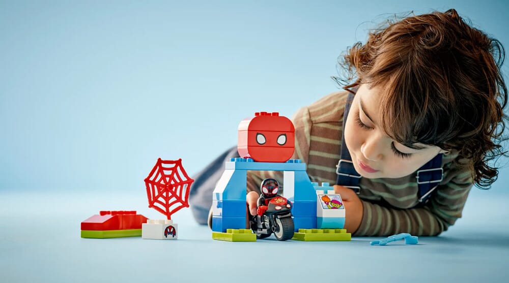 Dziecko bawiące się zestawem motocykla Spider-Mana DUPLO