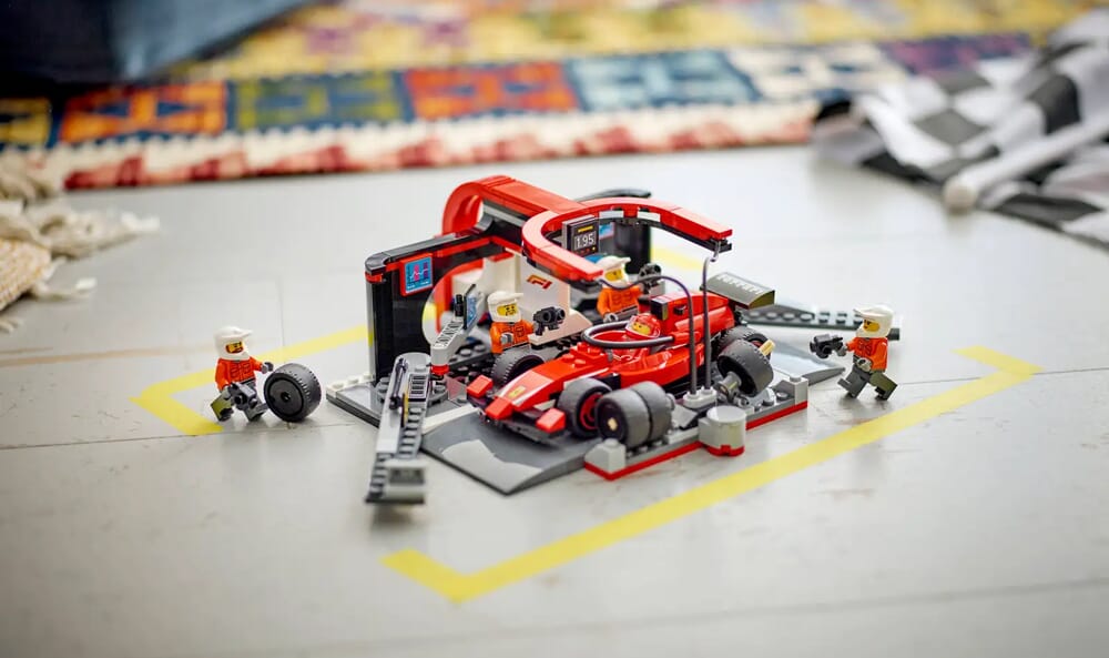 Zestaw LEGO Ferrari F1 pit stop z samochodem wyścigowym i minifigurkami mechaników