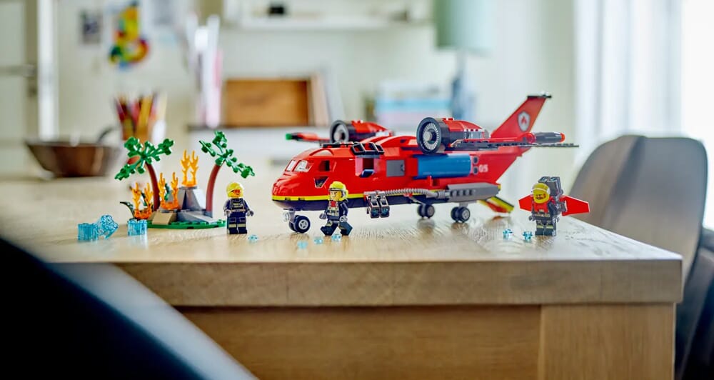 Samolot ratownictwa pożarowego LEGO City z minifigurkami strażaków i sceną pożaru lasu