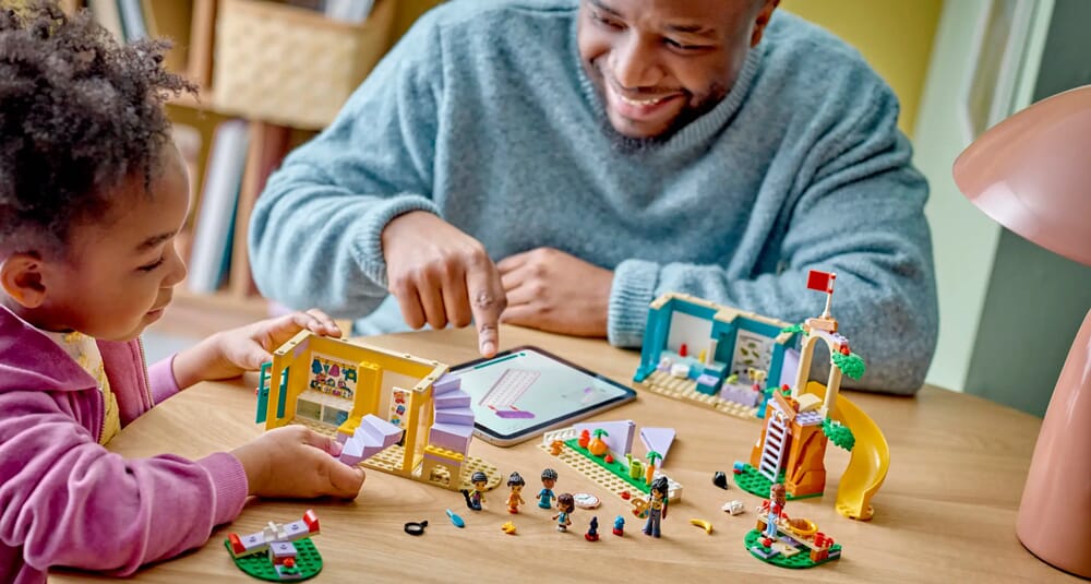 Elternteil und Kind spielen mit dem LEGO Friends Vorschulklassenzimmer Set
