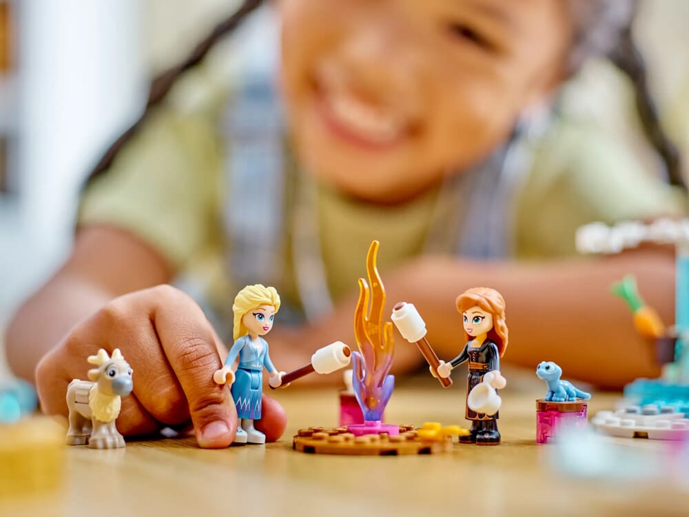 Mädchen spielt mit LEGO Disney Frozen Elsa und Anna Minifiguren