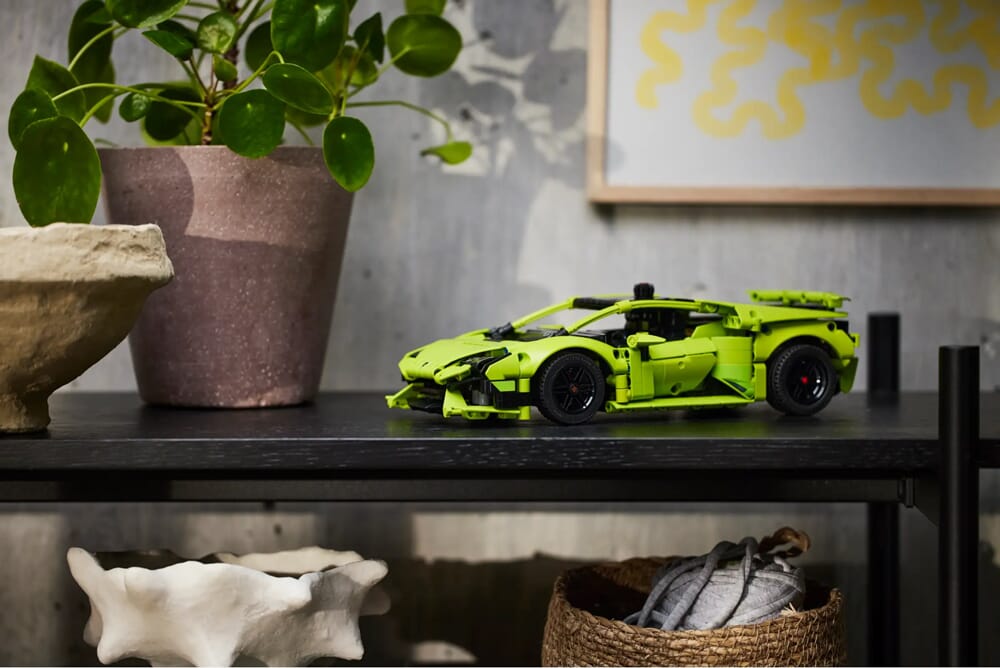 LEGO Technic Lamborghini in Neongrün auf dunklem Regal mit Topfpflanzen ausgestellt