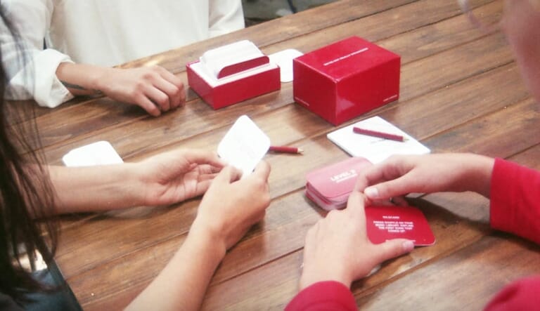 Juego de Cartas We're Not Really Strangers