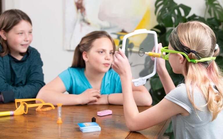 Bleistift-Nasen-Zeichenspiel